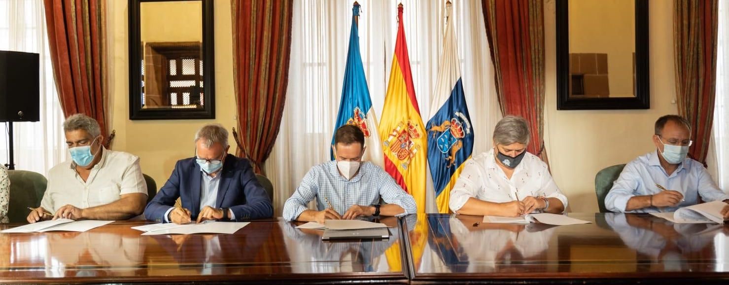 Un momento de la firma del protocolo.