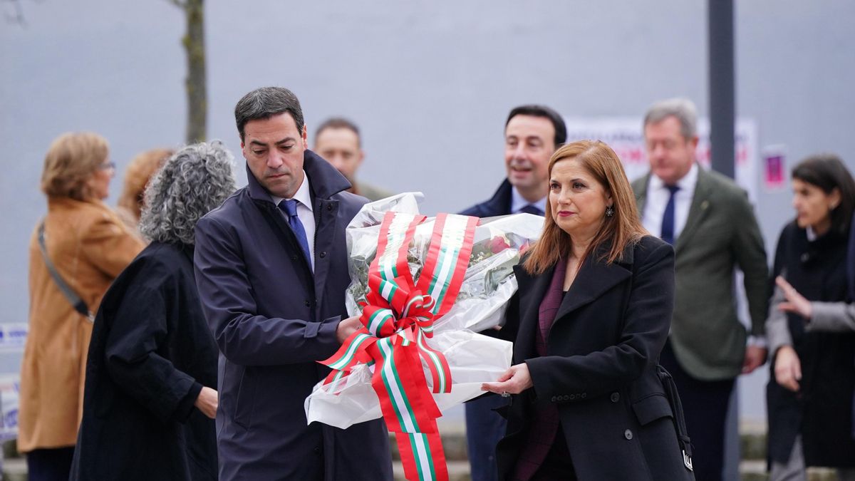 El lehendakari, Imanol Pradales, y la consejera de Justicia y Derechos Humanos, María Jesús San José, en la ofrenda floral