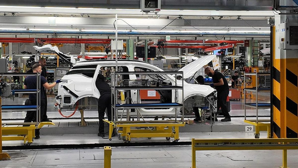 El empleo crece en las fábricas de vehículos españolas incluso con un descenso de producción