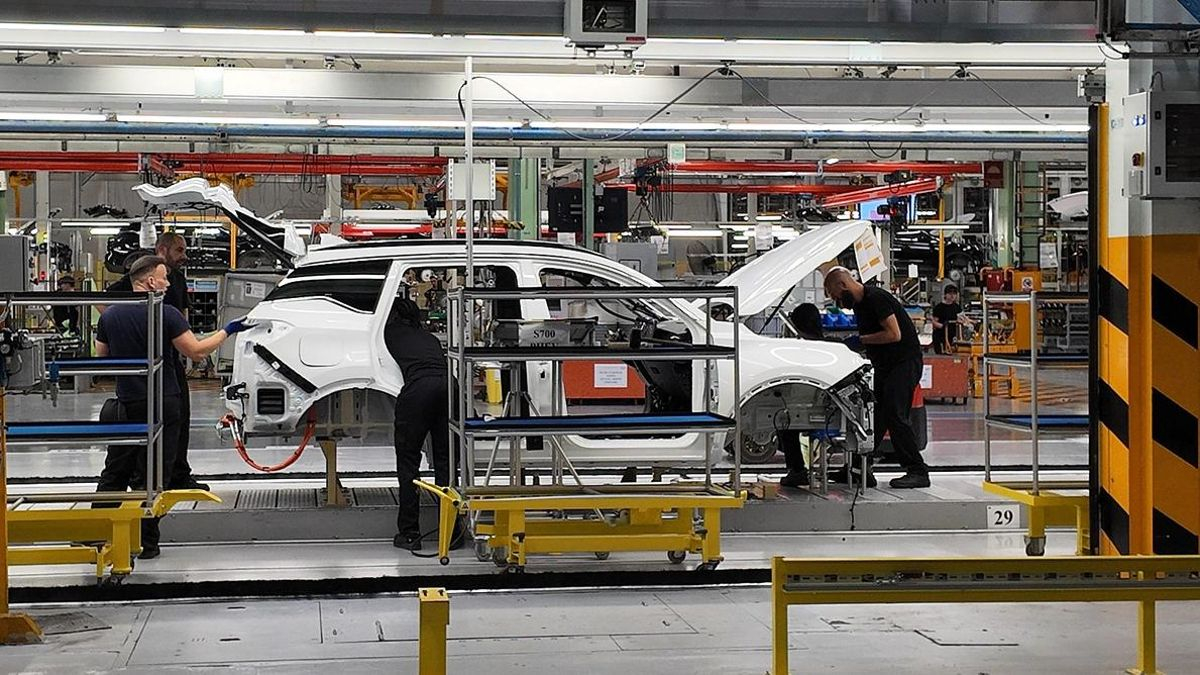 El empleo crece en las fábricas de vehículos españolas incluso con un descenso de producción