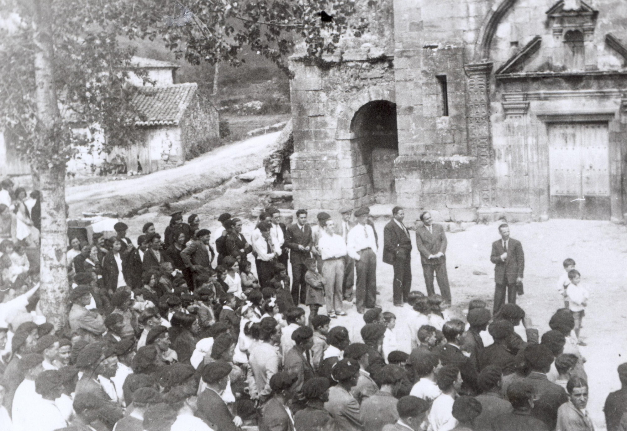 Actuación teatral en Penagos durante las Misiones Pedagógicas de la II República.