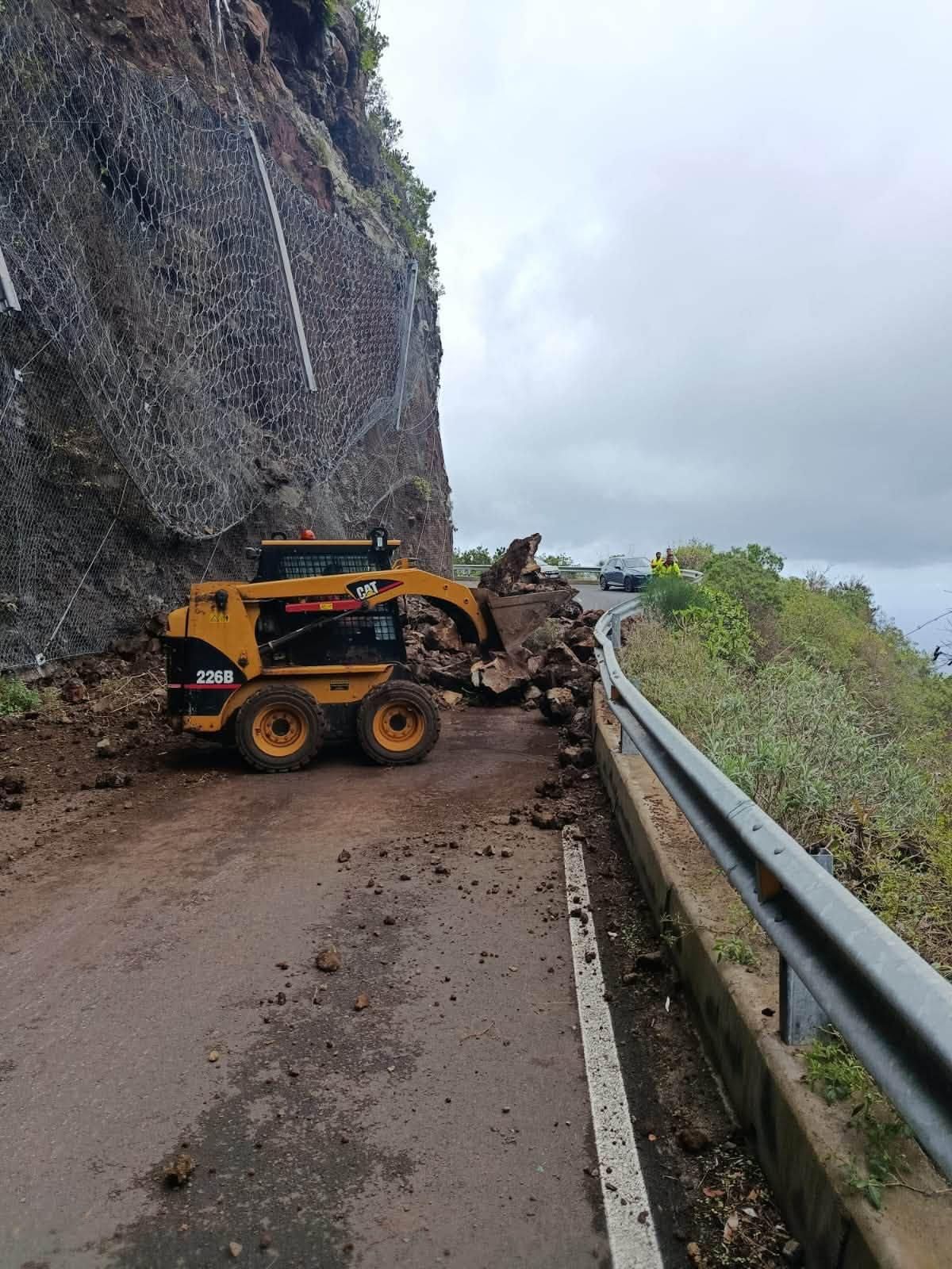 Personal del Servicio de Carreteras del Cabildo de La Palma despejando el tramo de la LP-1,  a la altura del barranco  de Gallegos, tras el derrumbe.