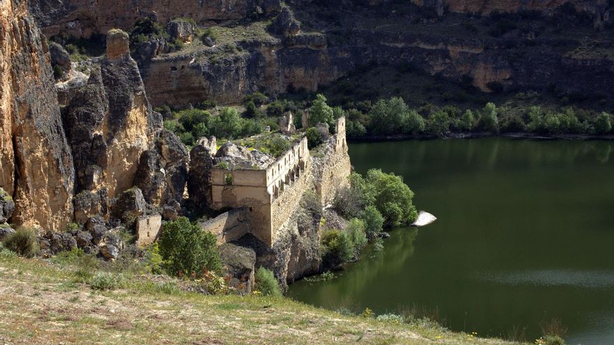 El espectacular monasterio castellano al que solo se puede acceder en barca