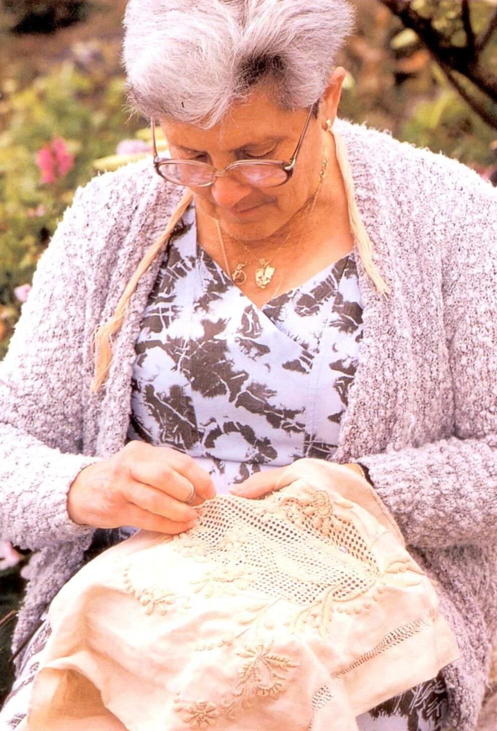 Agapita Hernández, maestra bordadora a la aguja, Villa de Mazo, década de 1990 | Foto: María Victoria Hernández Pérez