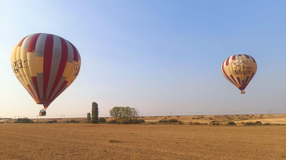 Los dos globos de la compañía Arcoiris, de La Rioja, durante el despegue.