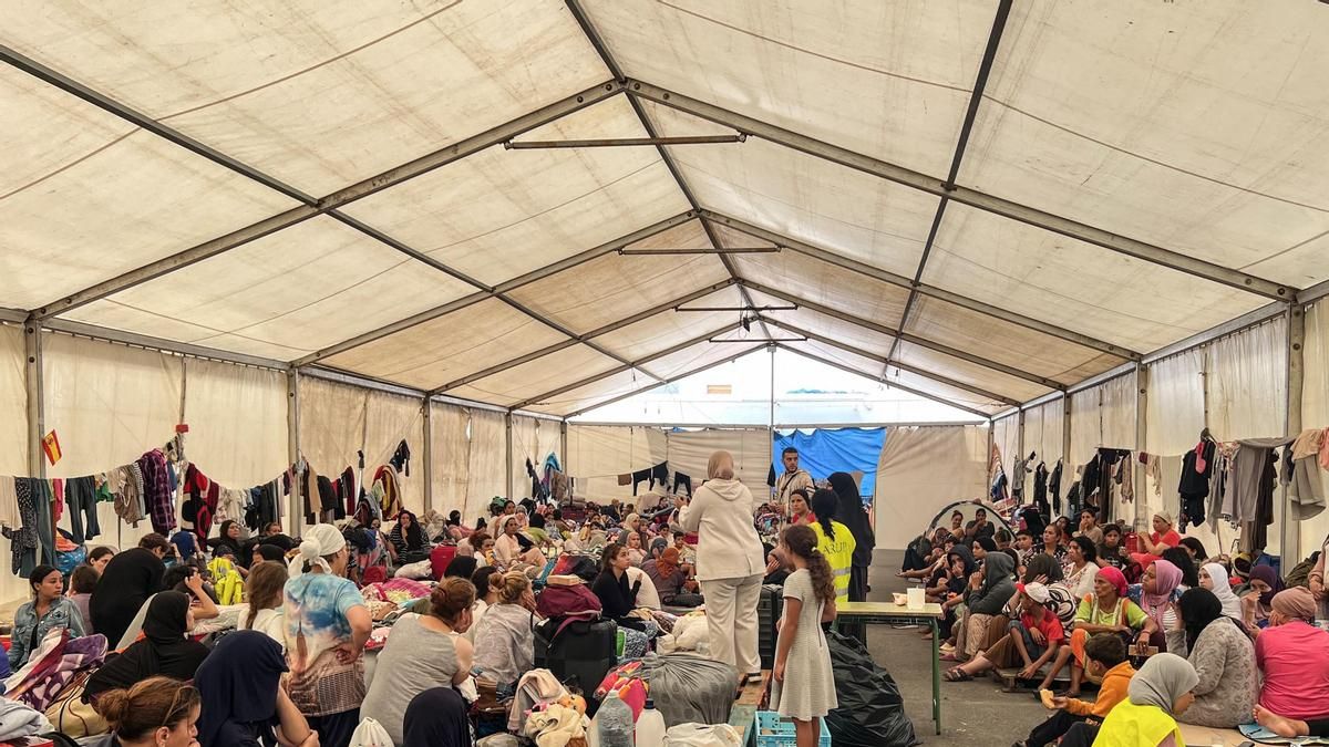 El Gobierno traslada a las mujeres acogidas por los vecinos de Ceuta a un nuevo campamento: "Qué alivio"