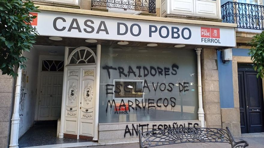 Vandalizan la sede del PSOE en Ferrol con pintadas racistas: "Esclavos de Marruecos. Antiespañoles"