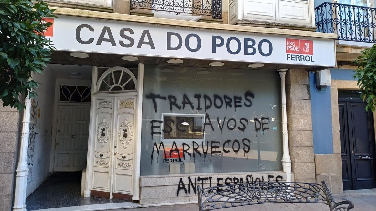 Vandalizan la sede del PSOE en Ferrol con pintadas: "Esclavos de Marruecos. Antiespañoles"