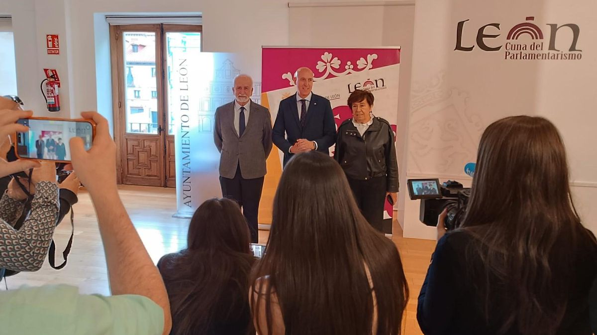 El académico Salvador Gutiérrez, el alcalde Diez y la concejala de Cultura presentando el pleno de la RAE en León.