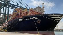 El buque MSC Leanne, con material procedente de China en el puerto de València.