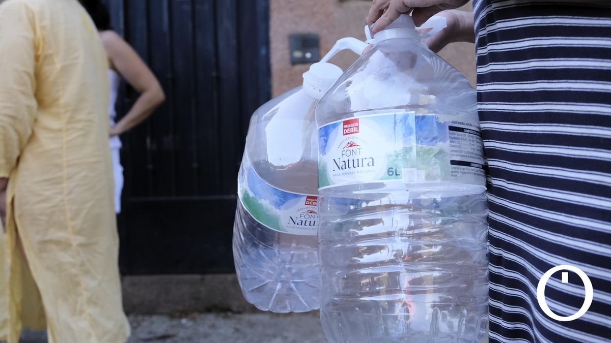 Camiones cisterna llevando agua en la urbanización de Las Jaras (Archivo)