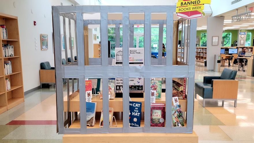 Una jaula con varios libros censurados en su interior durante la celebración de la Semana de los Libros Prohibidos en una biblioteca pública en Miami, en septiembre de 2022.