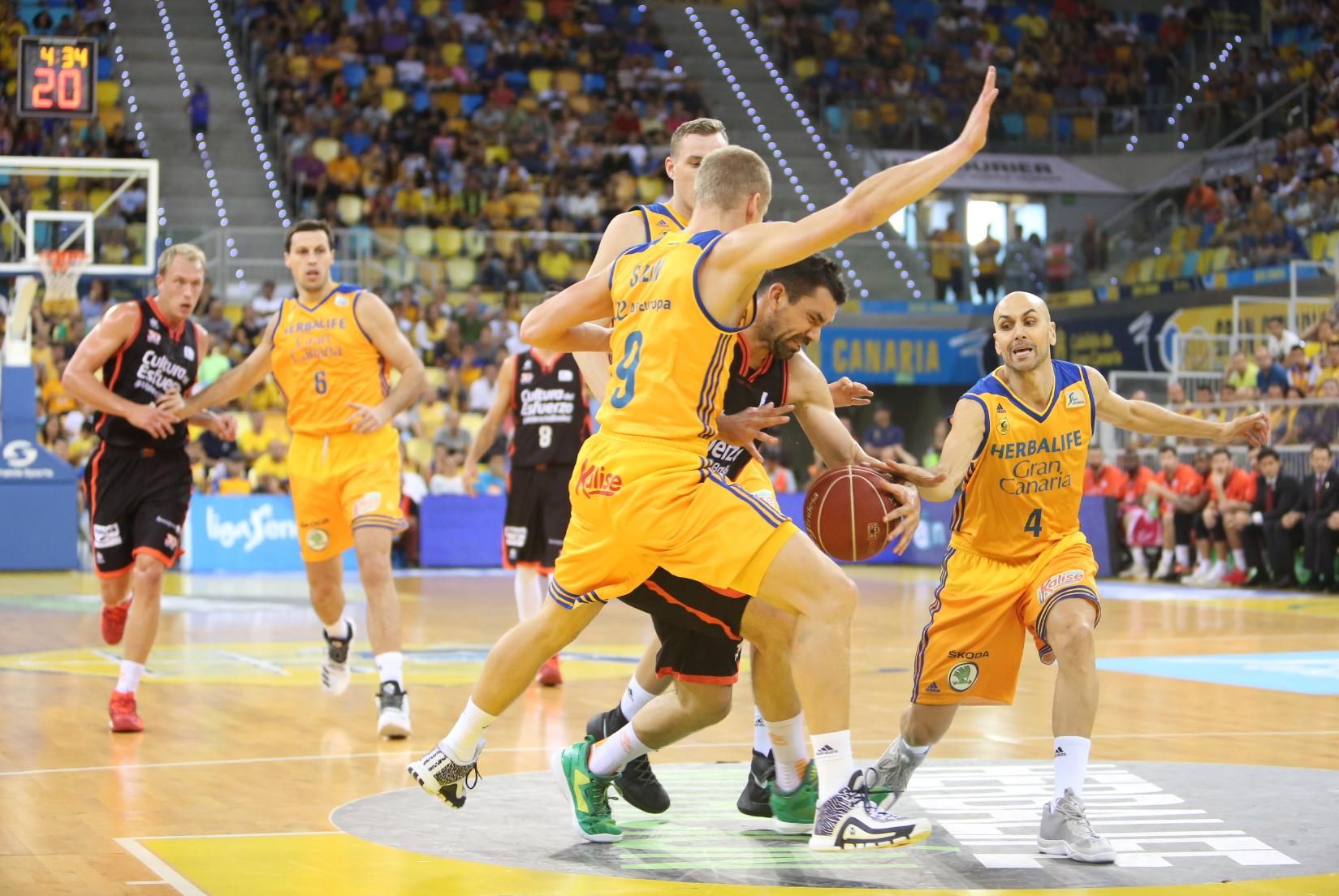 Imagen del encuentro entre el Herbalife Gran Canaria y el Valencia Basket.