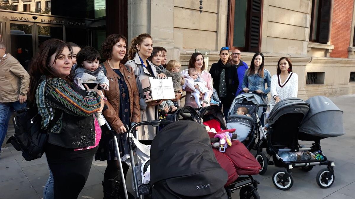 Las madres que reclaman la devolución del IRPF se reúnen este viernes con los grupos del Parlamento