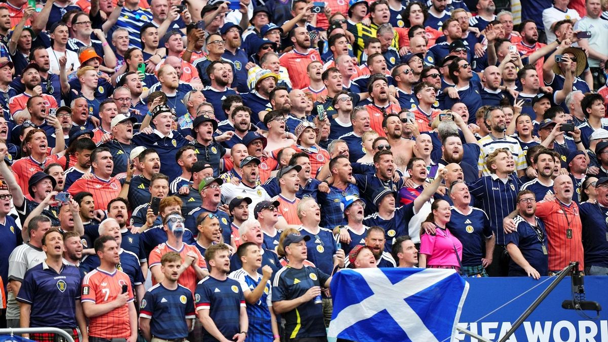 Hinchas de Escocia cantan su himno nacional antes del partido contra Brasil, en Miami.
