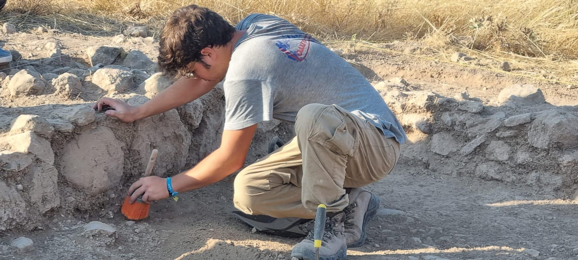 Con los datos que se están recogiendo, muy preliminares puesto que están "en el inicio del proyecto de investigación", ha apuntado la doctora Sarabia, parece que este es "un tipo de asentamiento formado por un pequeño poblado y su necrópolis, del que hasta el momento no había sido documentado ningún caso en extensión en la mitad sur de la Península". "Es una explotación agraria que debe estar habitada entre finales del siglo VI y el siglo VII d.C, despoblándose tras la conquista islámica del VIII d.C."