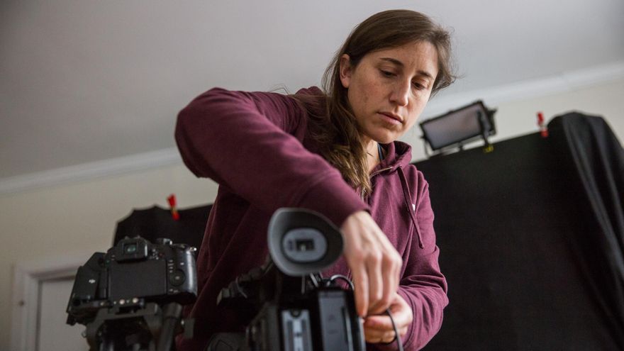 La documentalista Deia Schlosberg, en su casa de Nueva York