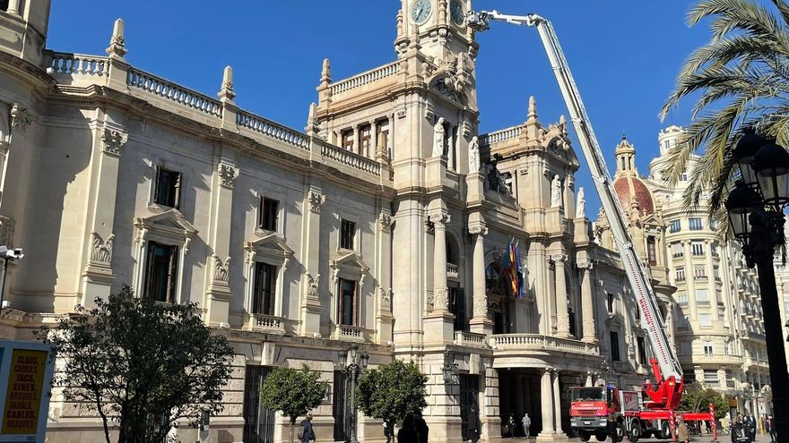 Los bomberos revisan la fachada del Ayuntamiento.
