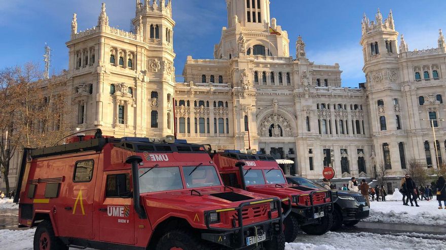 Vehículos de la Unidad Militar de Emergencias en la plaza de Cibeles