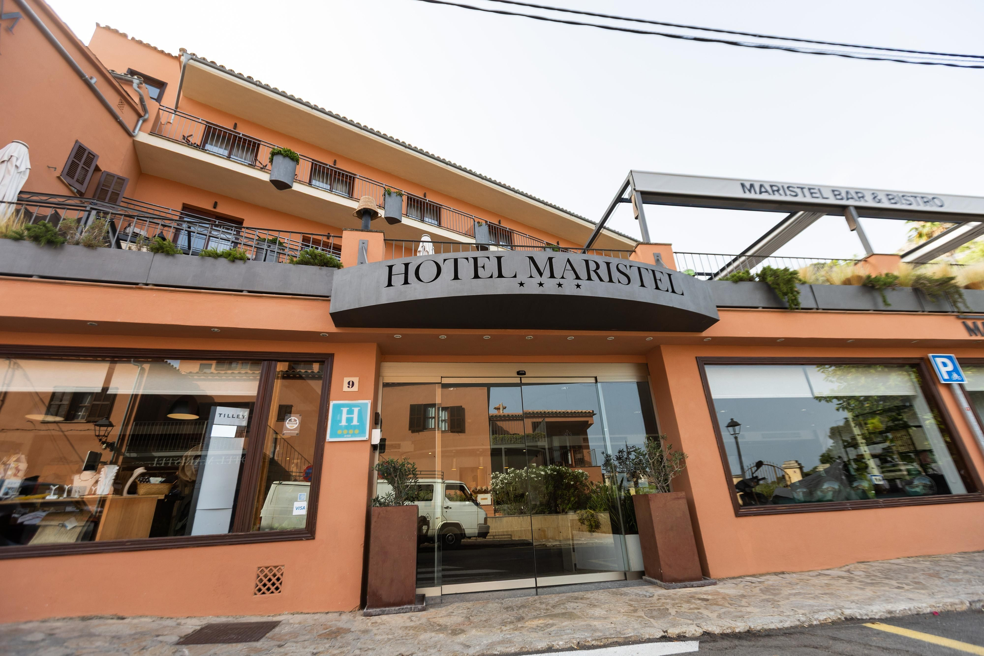 Fachada del hotel Maristel, en Estellencs