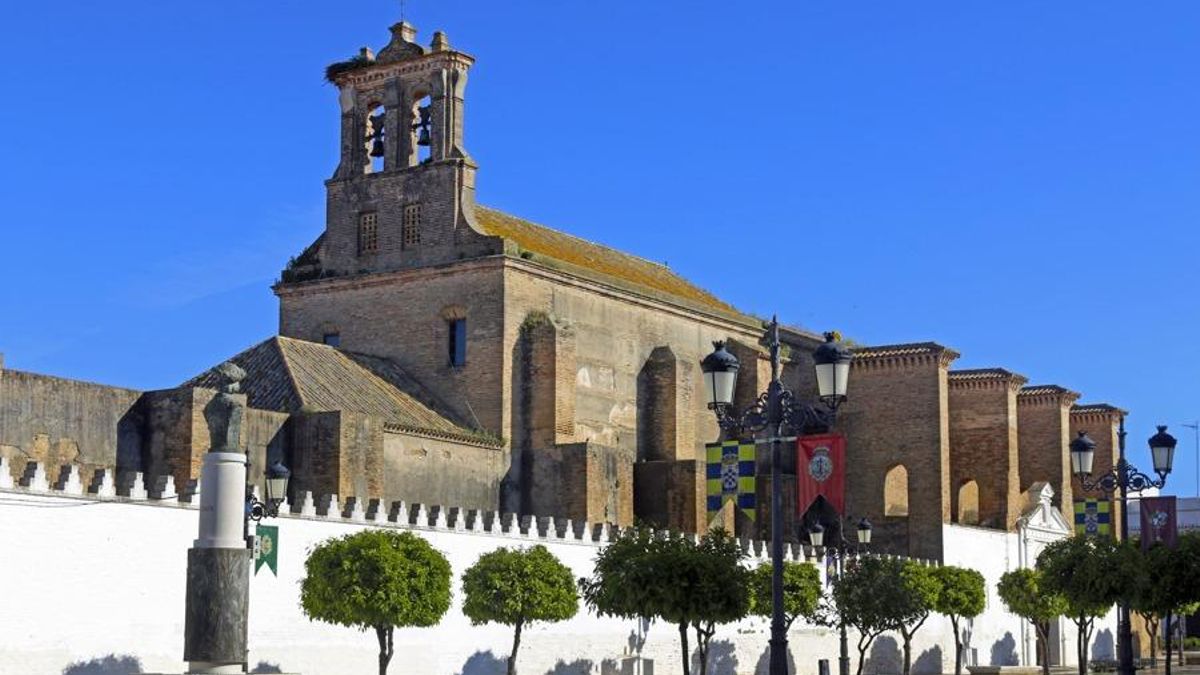 Fue donde Colón pasó su primera noche tras regresar de América, un monasterio que alberga el claustro más antiguo de Andalucía