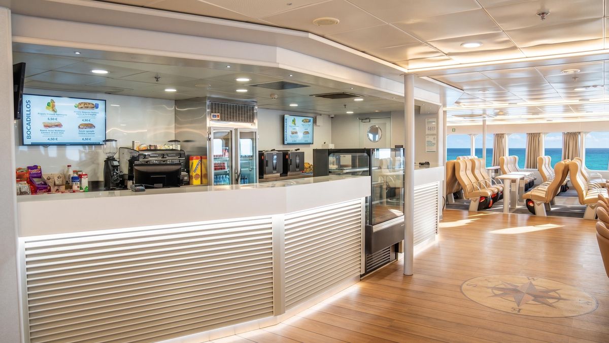 Cafetería de un buque de Baleària.