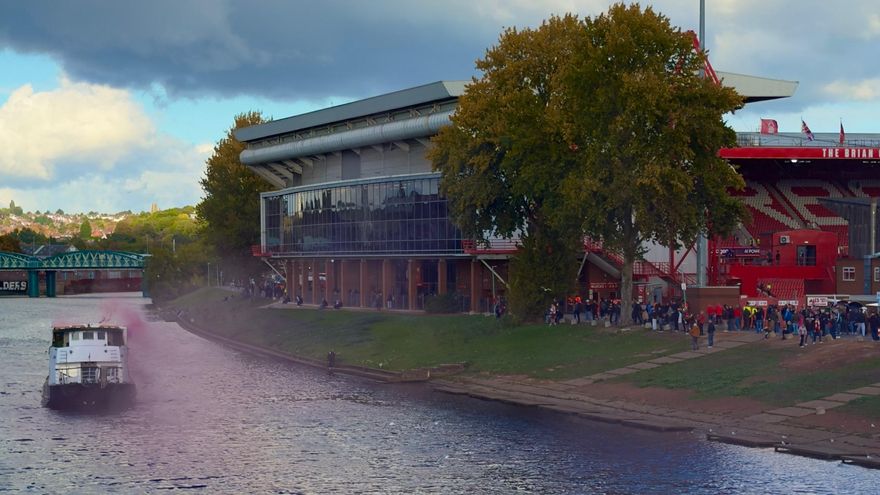 Aspecto del City Ground, desde el puente que cruza el Río Trent, dos horas antes del Nottingham Forest - Arsenal