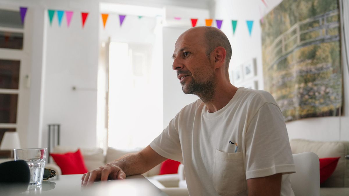 Pablo S. Chiquero en el hoy salón que fue la tienda de ultramarinos de sus padres