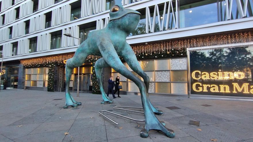 La rana gigante de la suerte instalada por el casino Gran Madrid debe abandonar la calle por mandato judicial