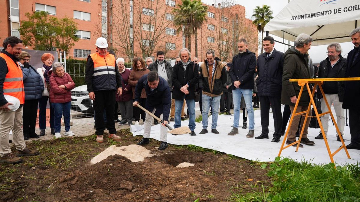 Miguel Ruiz Madruga coloca la primera piedra del centro cívico
