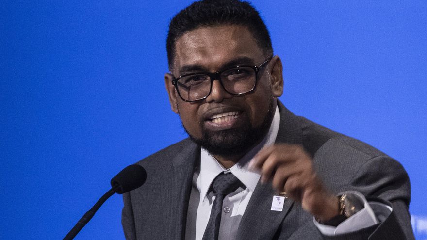 El presidente de Guyana expresa su "grave preocupación" ante la presencia de buques venezolanos