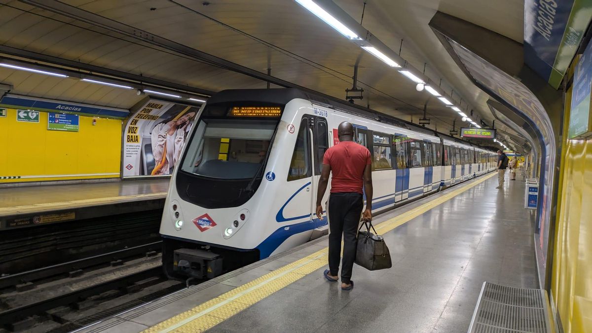 Un hombre coge el metro en Acacias, entre las estaciones con nuevos ventiladores para la L5