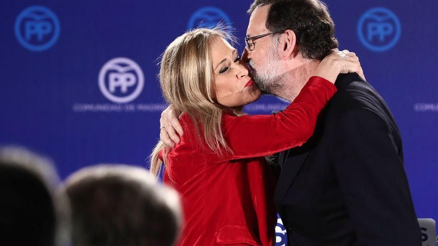 El presidente del Gobierno y del Partido Popular, Mariano Rajoy, y la presidenta de la Comunidad de Madrid, Cristina Cifuentes, en una cena de Navidad del PP madrileño.