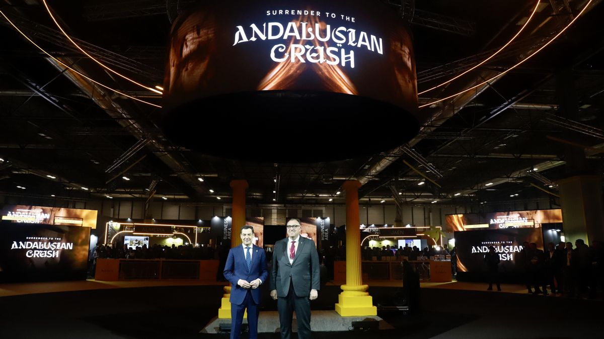 El presidente de la Junta de Andalucía, Juanma Moreno (i) y el consejero de Turismo y Andalucía Global, Arturo Bernal Bergua (d) durante el acto de inauguración. A 22 de enero de 2025 en Madrid, España. El presidente de la Junta de Andalucía, Juanma Moren