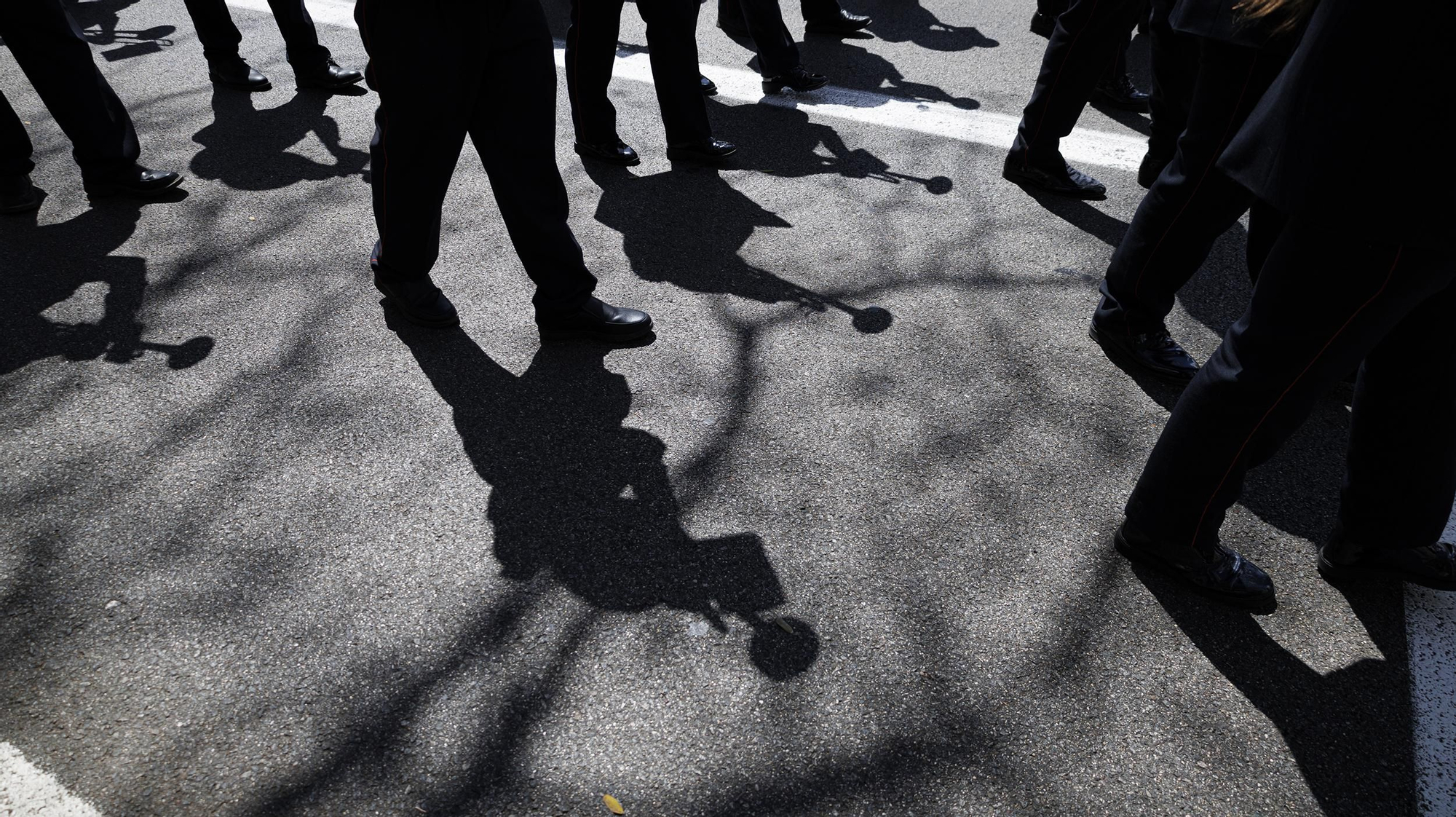 Juego de sombras de la banda que acompaña al Sol