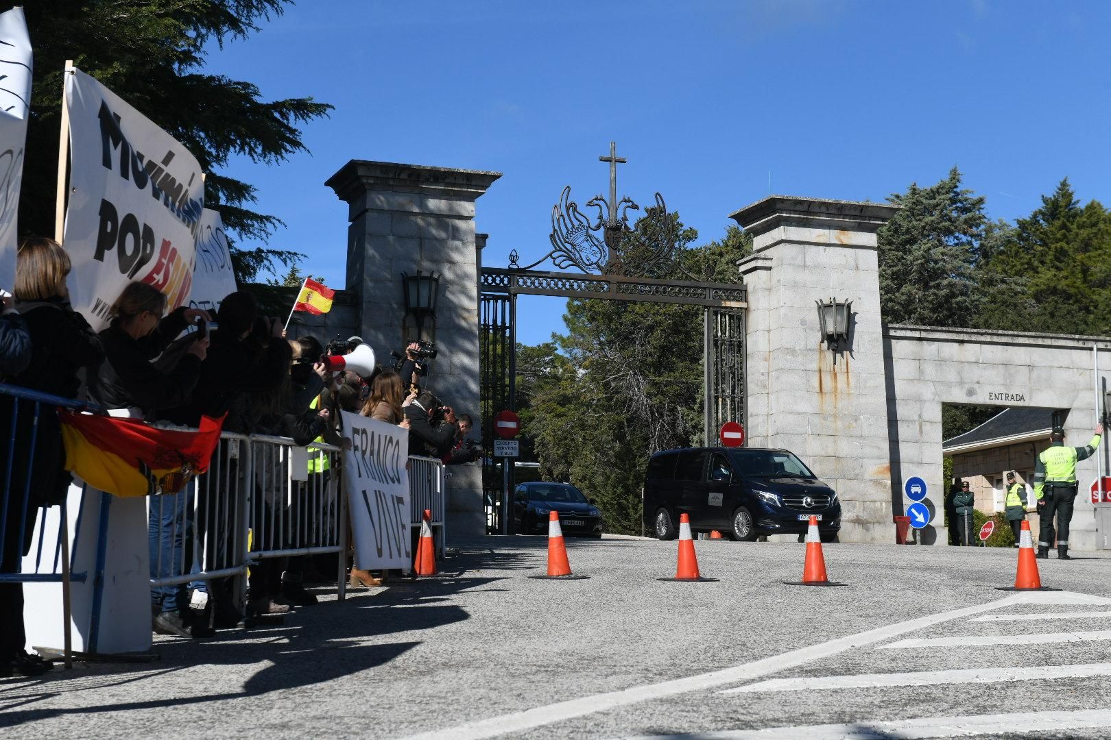 La familia Franco sale del Valle de los Caídos | ÁLVARO MINGUITO
