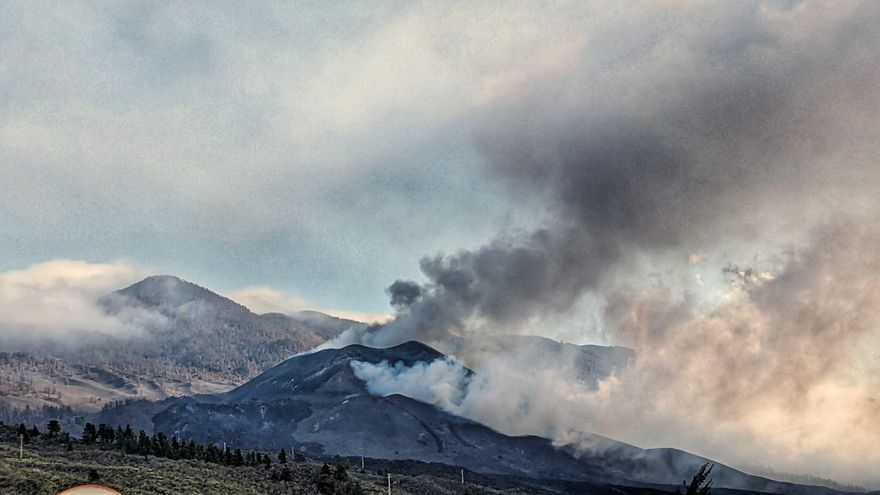 Denunciado por una "infracción muy grave" al organizar excursiones a una zona de exclusión en las faldas del volcán de La Palma