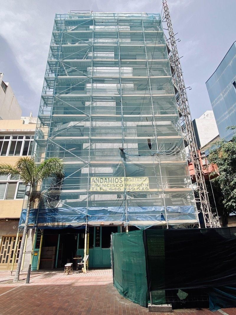 Edificio en remodelación en la calle Faro 1 (esquina Ferreras), con la idea de abrir un nuevo hotel, en Las Palmas de Gran Canaria.