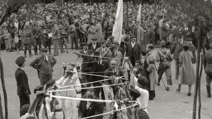 Llegada de autoridades al Gran Kursaal para un acto político el 10 de noviembre de 1937
