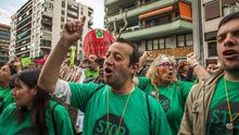 Protesta de la PAH ante la sede del PP en Barcelona. /CARMEN SECANELLA