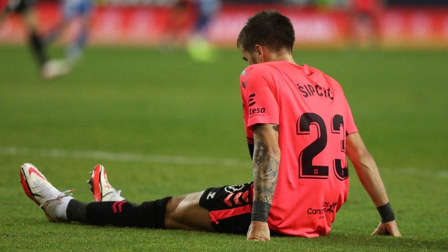 El Tenerife se diluye con un penalti dudoso y acaba entregado al Málaga