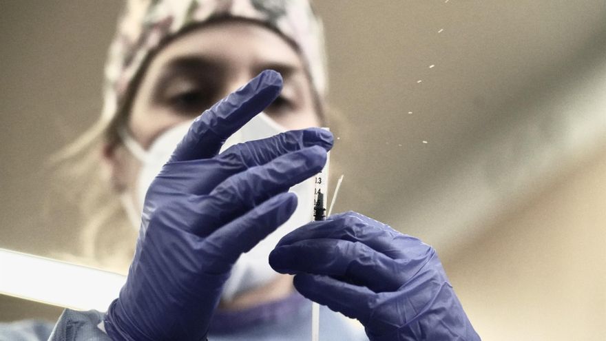Archivo - Imagen de una sanitaria manipulando una vacuna