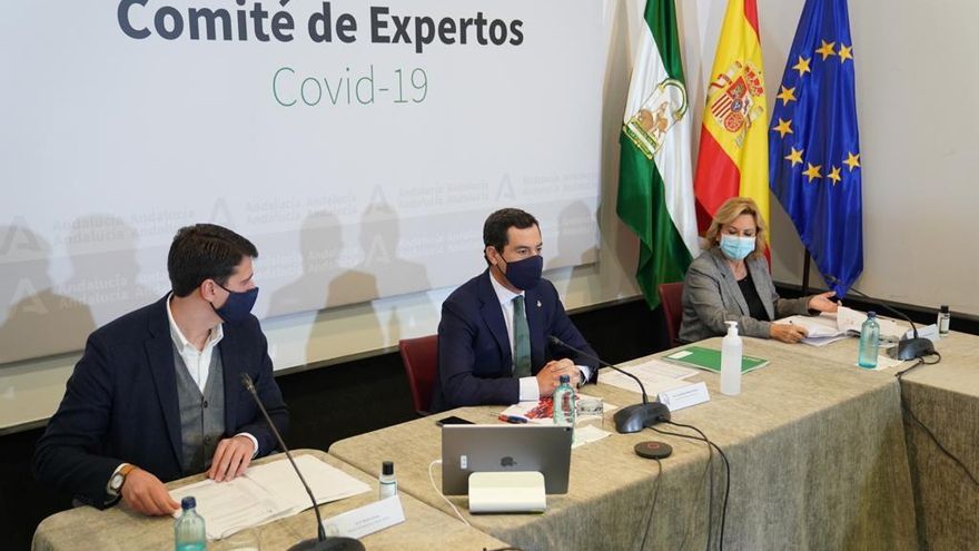 El presidente de la Junta de Andalucía, Juanma Moreno (en el centro), preside en el Palacio de San Telmo la reunión del comité de expertos para decidir nuevas medidas para frenar la pandemia del coronavirus