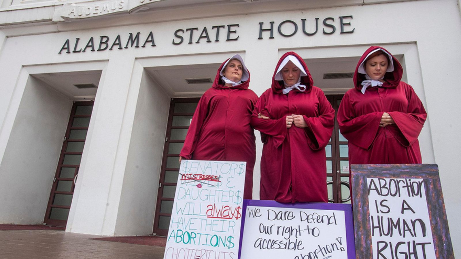 Manifestantes contra la prohibición del aborto en Alabama (Associated Press)