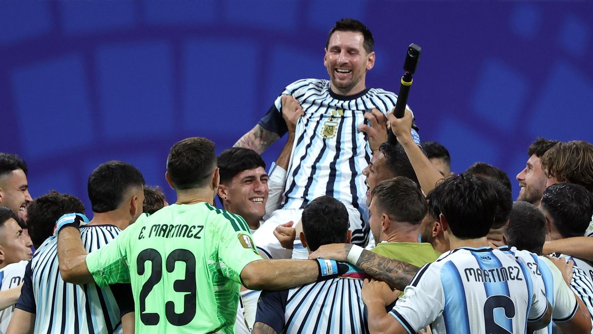 El equipo festeja con un Lionel Messi que no puede ocultar su emoción.