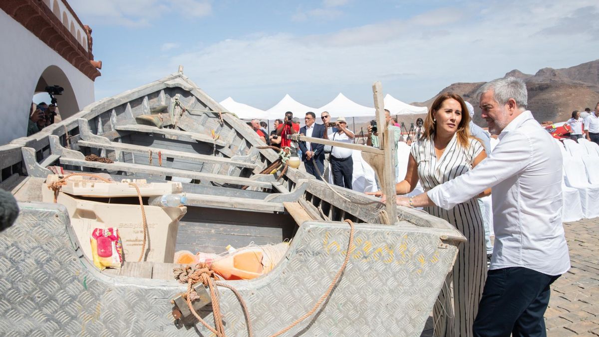 Exposición de 65 imágenes tomadas por 15 fotoperiodistas que han cubierto la Ruta Canaria recorre los 30 años desde que arribó la primera patera a las costas de Fuerteventura. En la imagen, el presidente de Canarias, Fernando Clavijo, (d) y la presidenta del Cabildo de Fuerteventura, Lola García, (i). EFE/Carlos de Saá