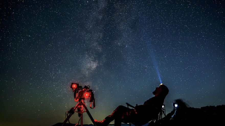El truco para ver las perseidas en Canarias: el día exacto en que la Luna se apagará por completo