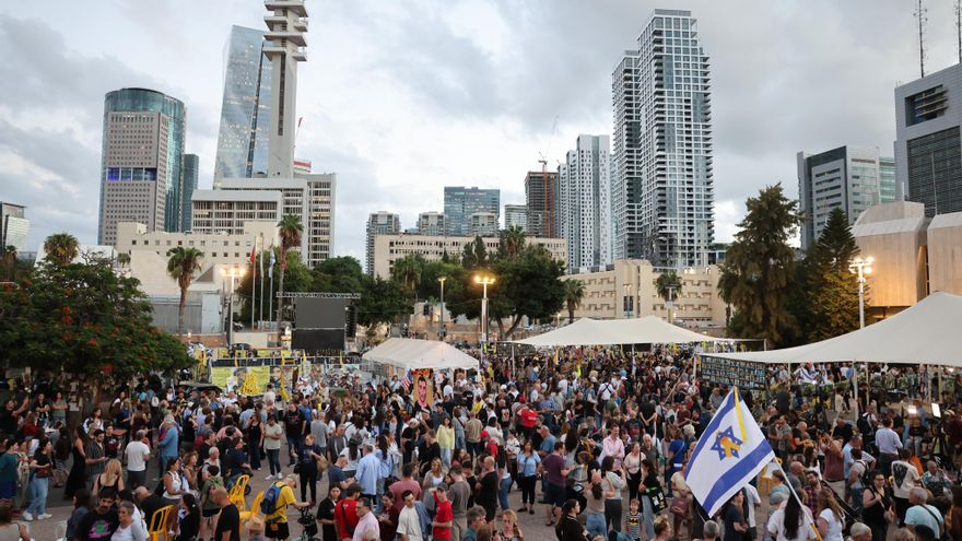La gente celebra después de que se anuncia un acuerdo de paz en la Plaza de los Rehenes en Tel Aviv, Israel, 09 de octubre de 2025. EFE/EPA/ABIR SULTAN