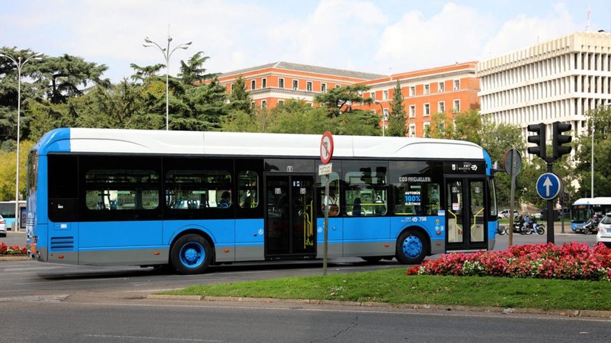 Los autobuses se convierten en guaguas por La Palma: "Qué bonito ver esto en Madrid"