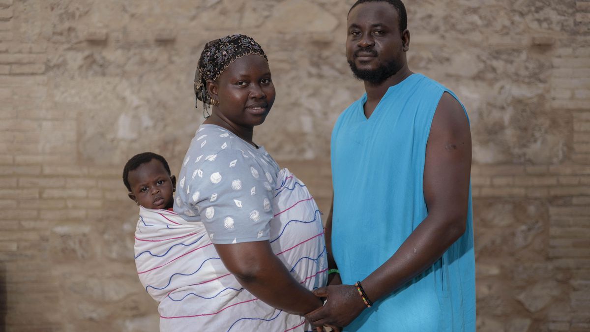 Gorgui Lamine, su mujer, Gana, y su hija de cinco meses en el barrio de La Torre de València